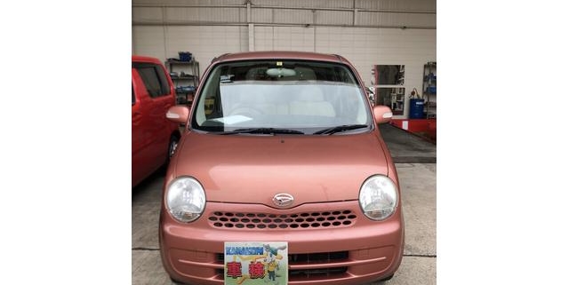 ダイハツ ミラジーノ（L650S型）ローズメタリックカラーの外観｜丸目ヘッドライトとレトロ調グリルが特徴の軽自動車を斜め前方から撮影