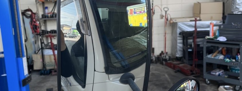 いすゞエルフの左サイドミラー交換後の状態。大型ミラーと補助ミラーがしっかり取り付けられ、安全な視界が確保されている。