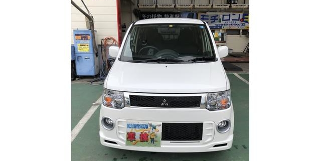 愛知県江南市のお客様より車検整備をご依頼いただいた三菱 eKスポーツ（H81W型）を、整備工場の屋内前で正面から撮影した様子