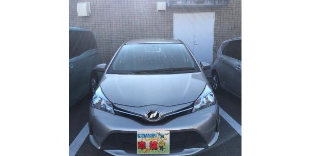 車検整備後に快適に走行するトヨタ ヴィッツの外観