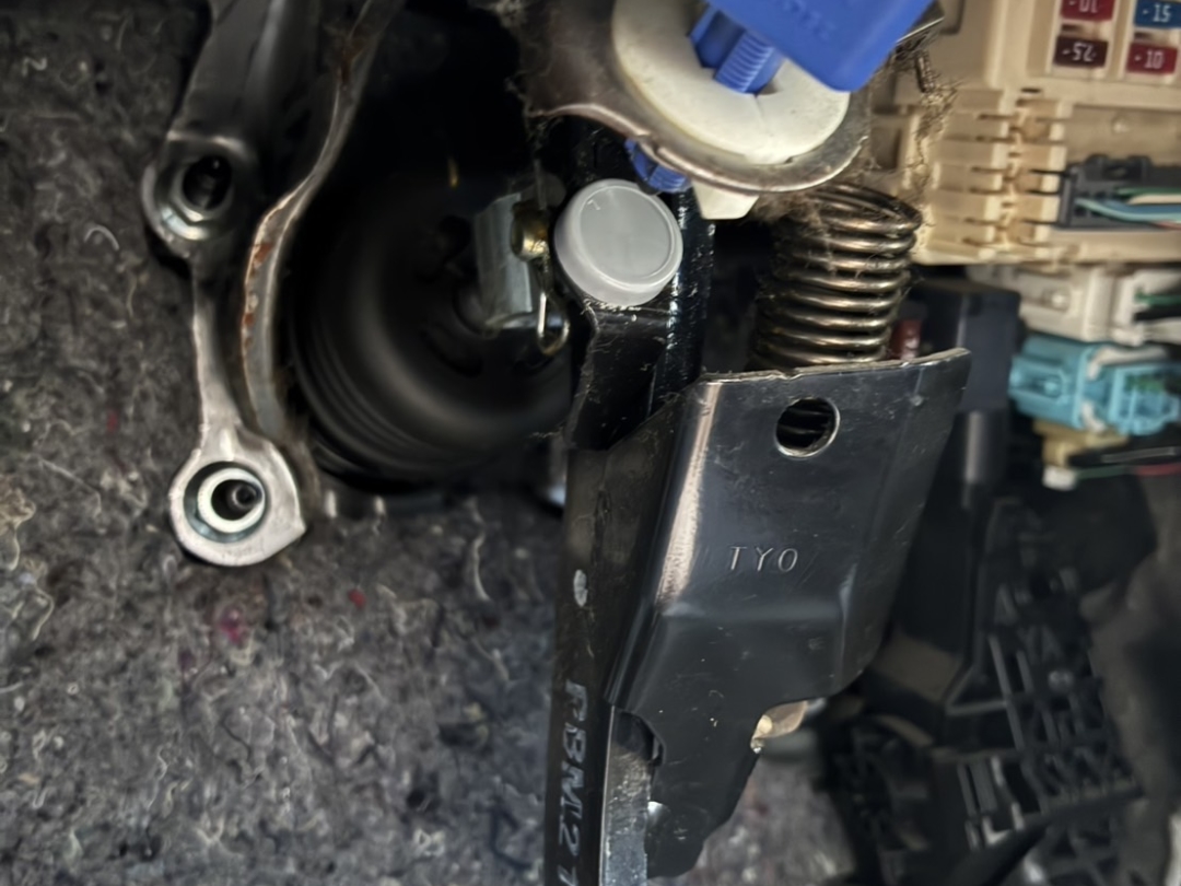 新品のブレーキペダルストッパーに交換し、ブレーキランプが正常作動するよう復旧した状態｜ホンダ N-BOX バッテリー上がり修理（愛知県江南市）