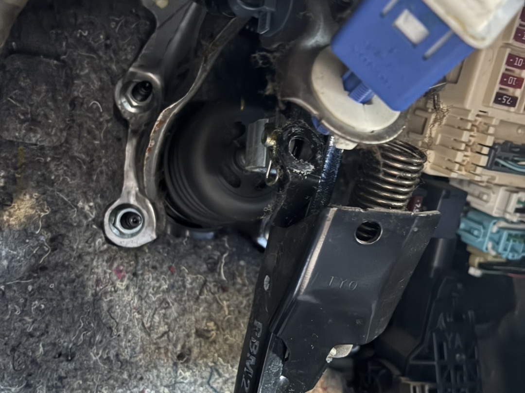 ブレーキペダル上部のストッパーが劣化・破損し、センサーが常時押されてブレーキランプが点灯している状態｜ホンダ N-BOX バッテリー上がり修理（愛知県江南市）