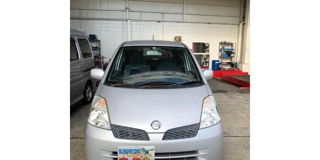 愛知県江南市で街中を走行する日産モコのシルバー軽自動車