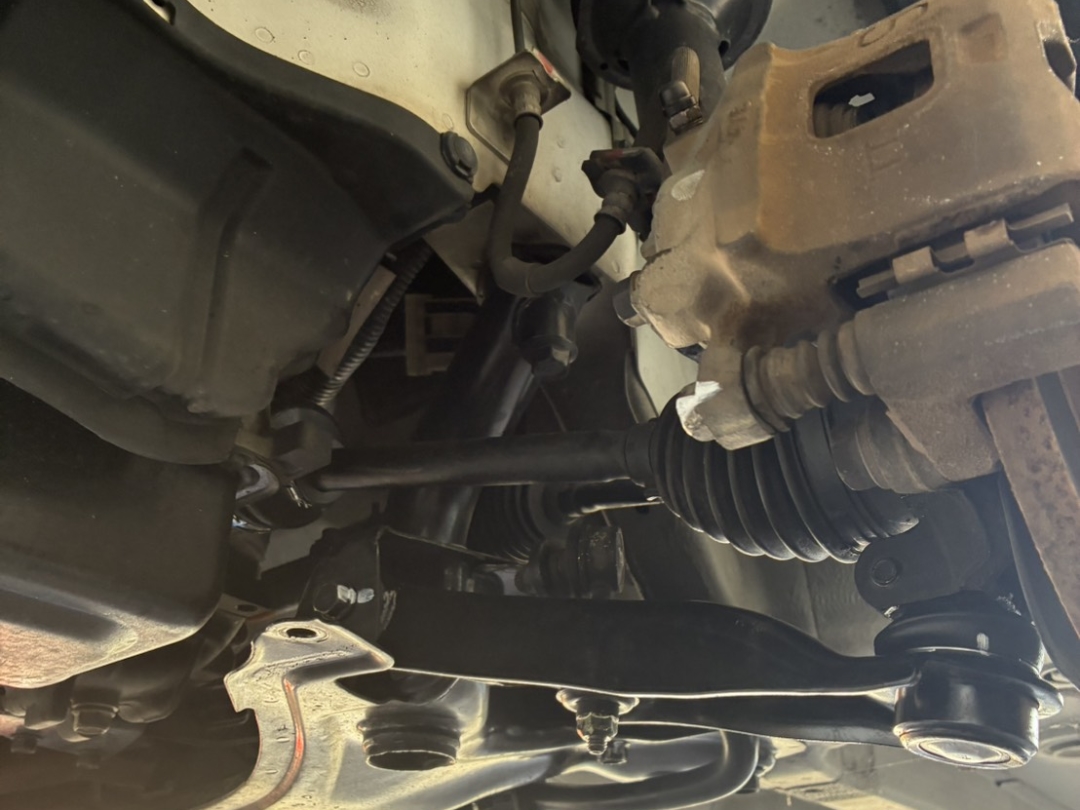 スズキ ワゴンRのロアアーム交換後の足回り。新品部品が正しく取り付けられ、サスペンション周りが引き締まった状態。