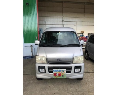 愛知県江南市のお客様から車検整備で入庫したシルバーのスズキ エブリイの正面写真。軽バン特有のハイルーフ形状と広いフロントガラスが特徴的な外観。