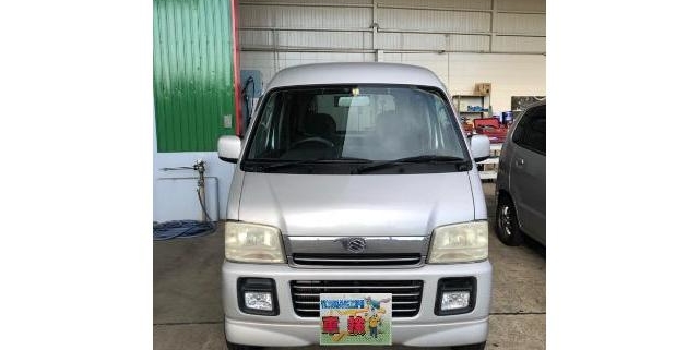 愛知県江南市のお客様から車検整備で入庫したシルバーのスズキ エブリイの正面写真。軽バン特有のハイルーフ形状と広いフロントガラスが特徴的な外観。