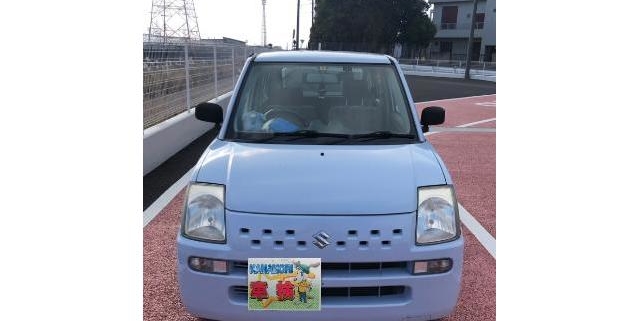 愛知県江南市のお客様が利用するライトブルーのスズキ アルトの正面写真。車検整備前の車両状態を撮影したもの。