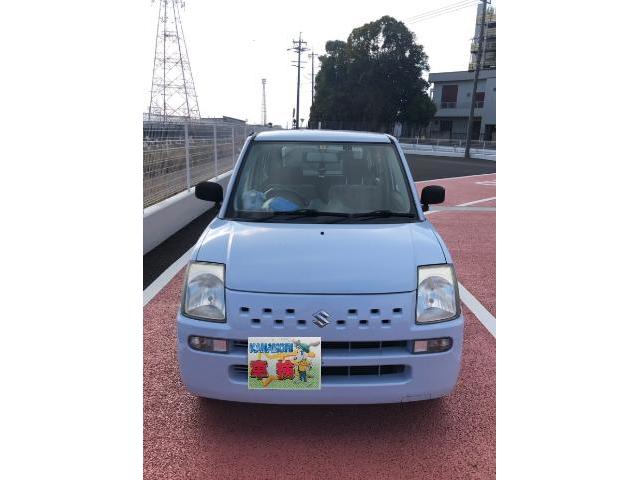 愛知県江南市のお客様が利用するライトブルーのスズキ アルトの正面写真。車検整備前の車両状態を撮影したもの。