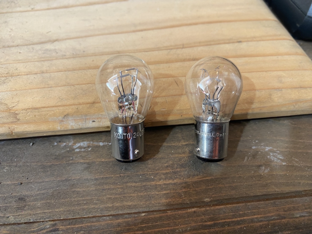 愛知県江南市にてトラックのブレーキランプ不点灯を点検し、制動灯用電球を確認している様子