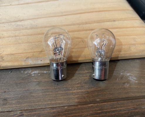 愛知県江南市にてトラックのブレーキランプ不点灯を点検し、制動灯用電球を確認している様子