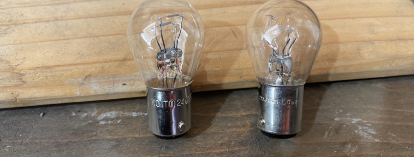 愛知県江南市にてトラックのブレーキランプ不点灯を点検し、制動灯用電球を確認している様子