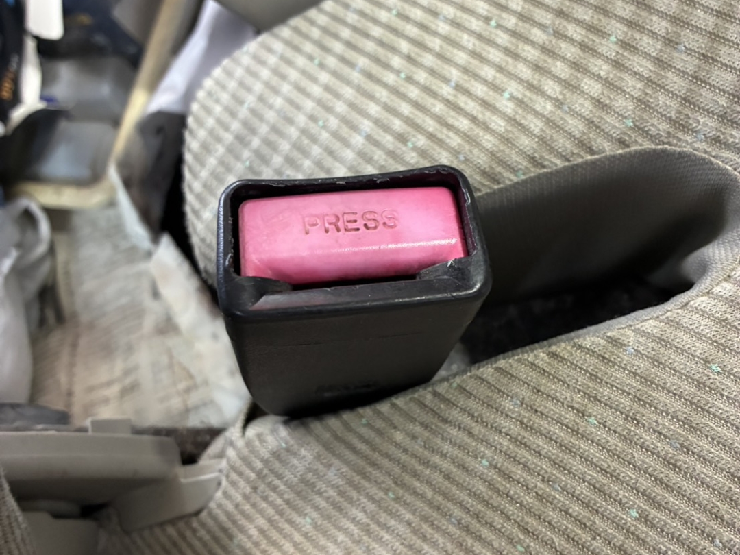 スズキ ワゴンRのシートベルトバックル劣化状況 押しても戻りが悪い状態