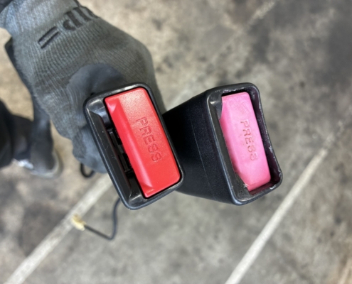 スズキ ワゴンR シートベルトバックル 新品と旧品の比較