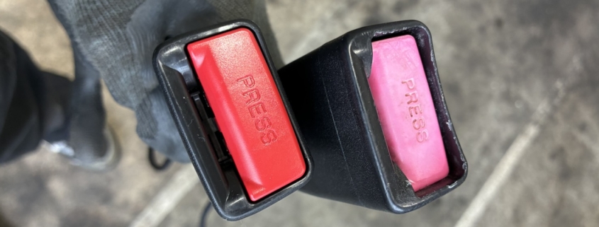 スズキ ワゴンR シートベルトバックル 新品と旧品の比較