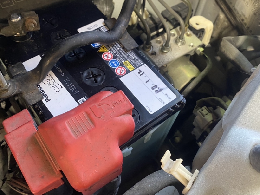 ダイハツ タントのバッテリー交換作業｜新品バッテリーを取り付ける様子