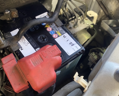 ダイハツ タントのバッテリー交換作業｜新品バッテリーを取り付ける様子