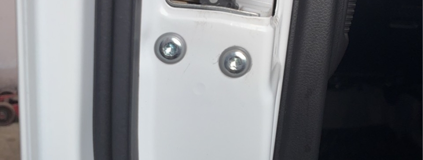 ダイハツ タント 助手席ドア内部 ドアロック固定部の状態を点検している様子