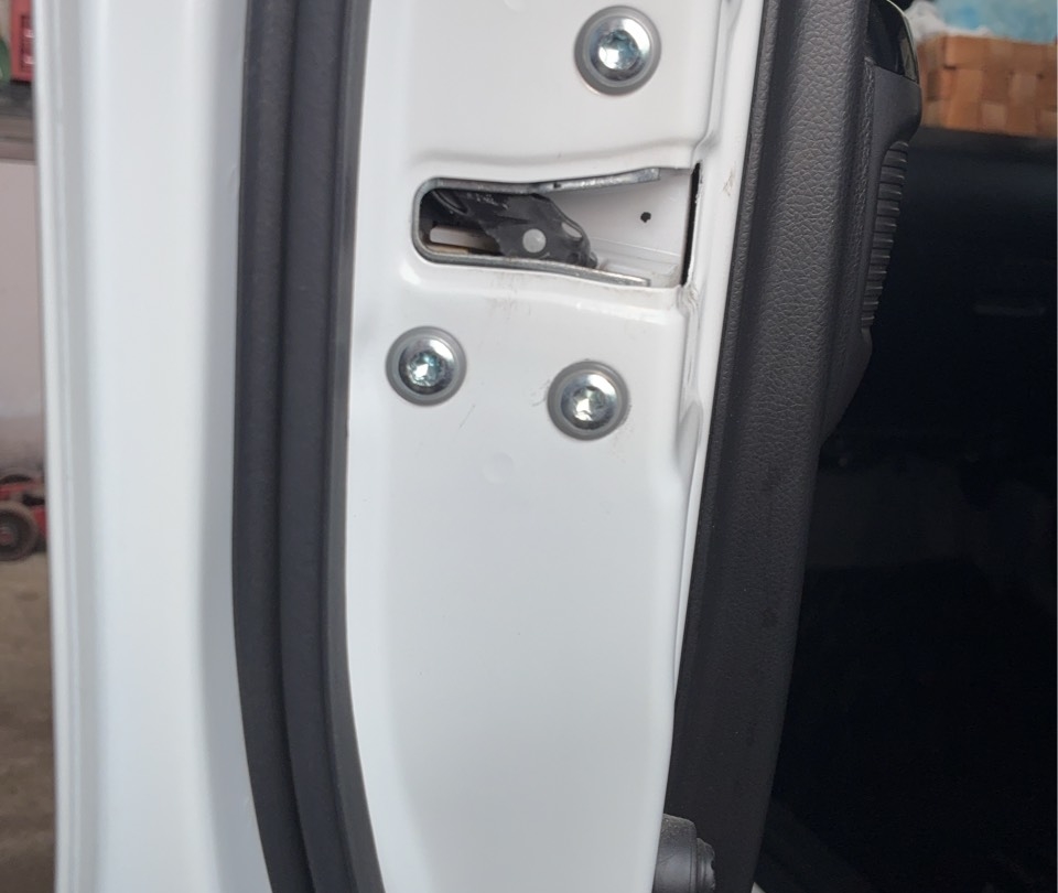 ダイハツ タント 助手席ドア内部 ドアロック固定部の状態を点検している様子