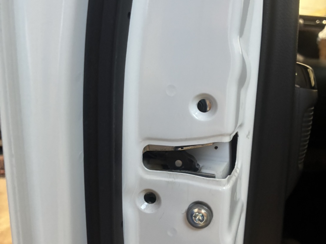 ダイハツ タント 助手席ドア内部 ロック機構とレバーの動きを点検している状態