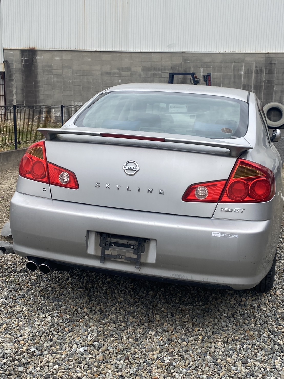 日産スカイライン250GTのリア外観と車両状態確認の様子