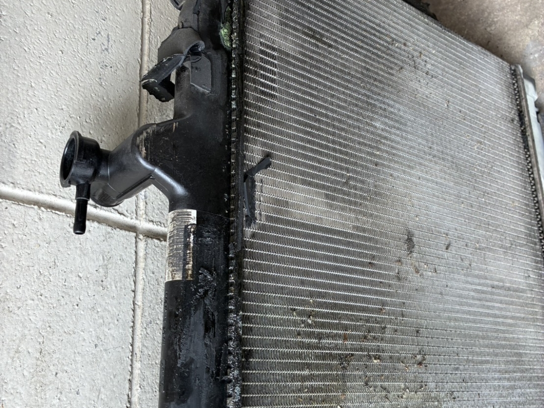 日産セレナのラジエーター冷却水漏れと劣化跡の確認