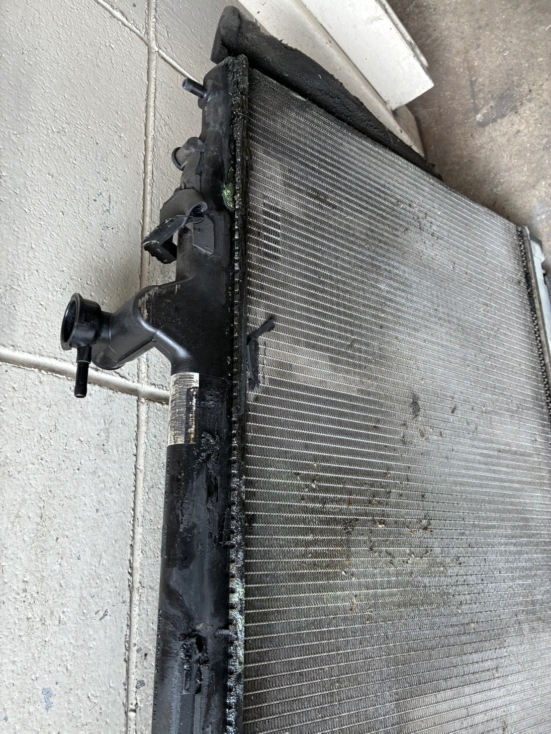 日産 セレナ ラジエーター本体の冷却水漏れと劣化跡の確認