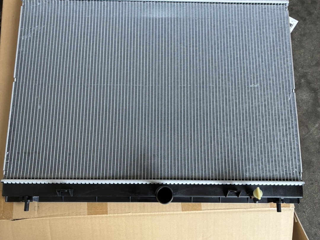 日産セレナ用の新品ラジエーター交換部品