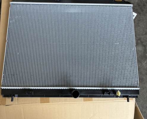 日産セレナ用の新品ラジエーター交換部品