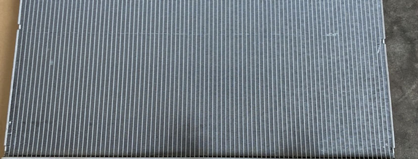 日産セレナ用の新品ラジエーター交換部品