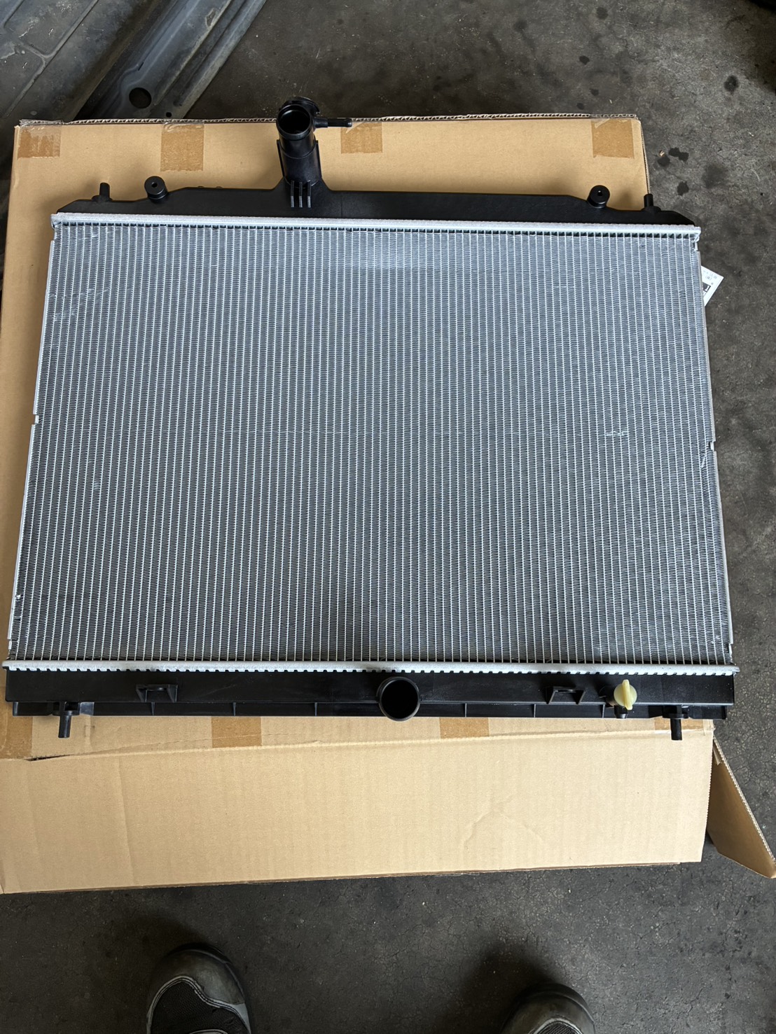 日産 セレナ用の新品ラジエーター交換部品