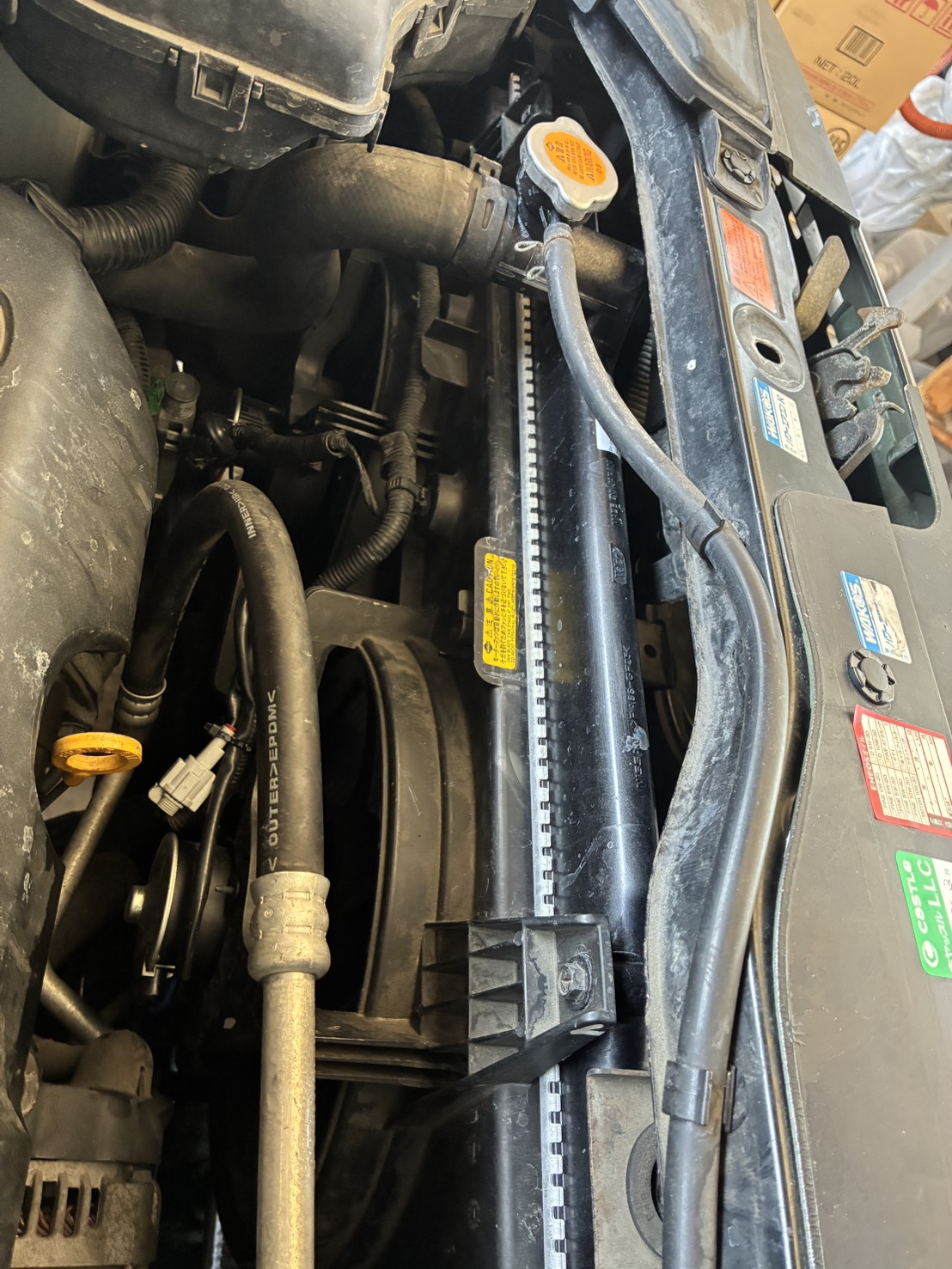 新品ラジエーター交換後の日産セレナ エンジンルーム内取付状態